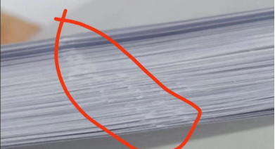 通过输稿器复印,副本一侧有刮痕